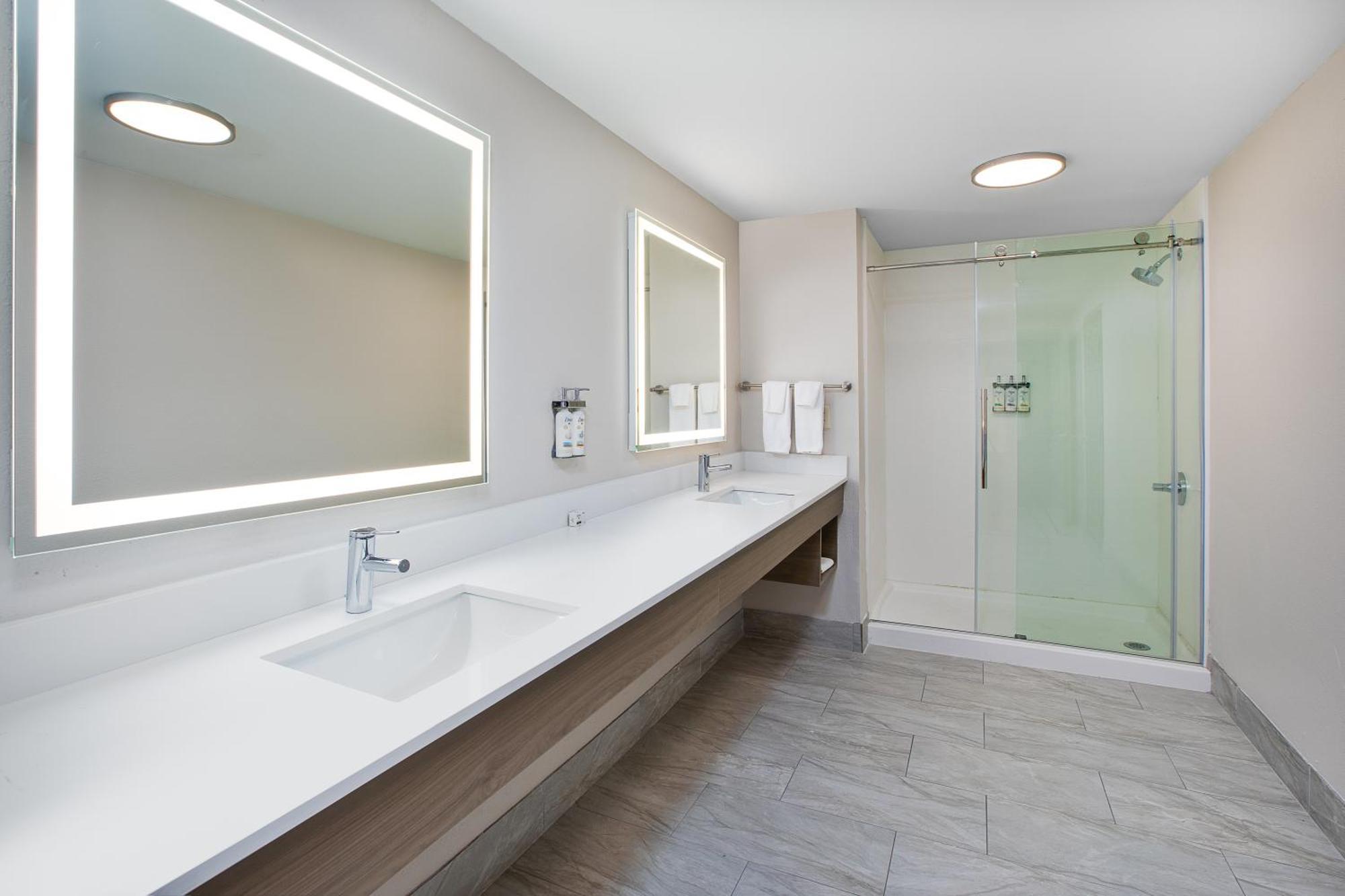 Express & Nw - Park Place By Ihg Hotel Milwaukee